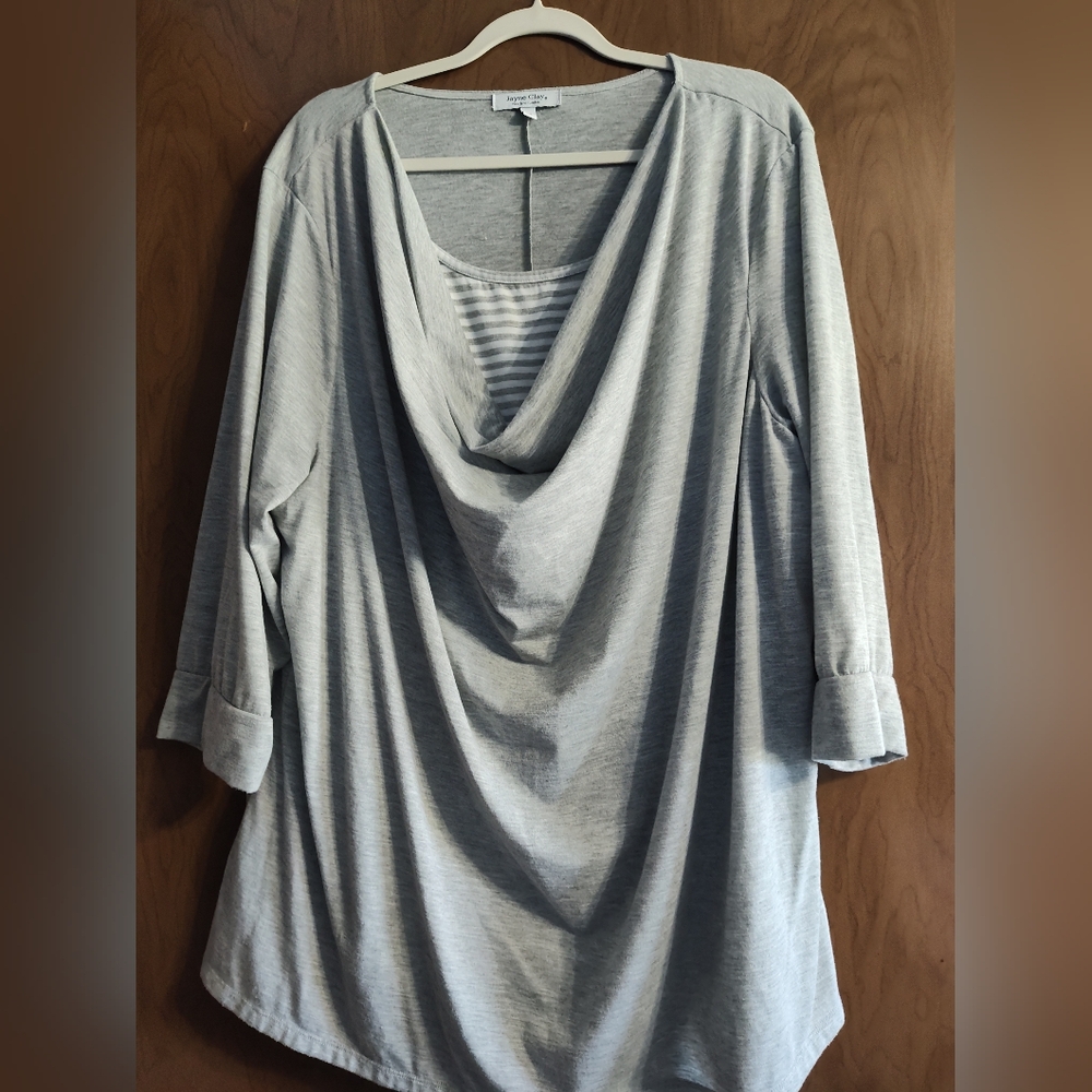 Jayne Clay Ladies Pullover Blouse. Size 4X. Short Sleeves. Gray Colored.